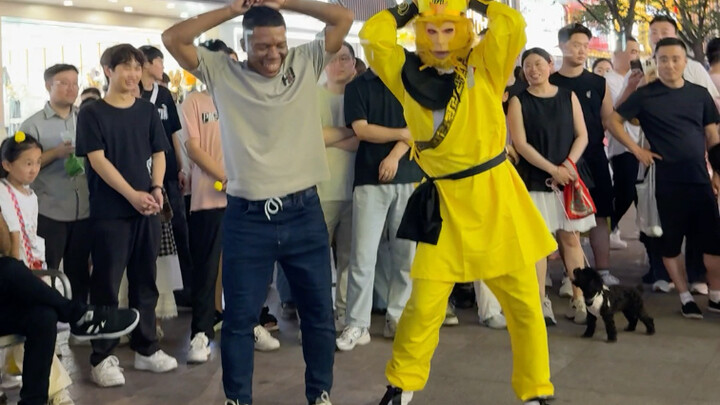 Kakak Monyet Ngedance Canggung di Jalan, Bakatnya Memang Gak Biasa!