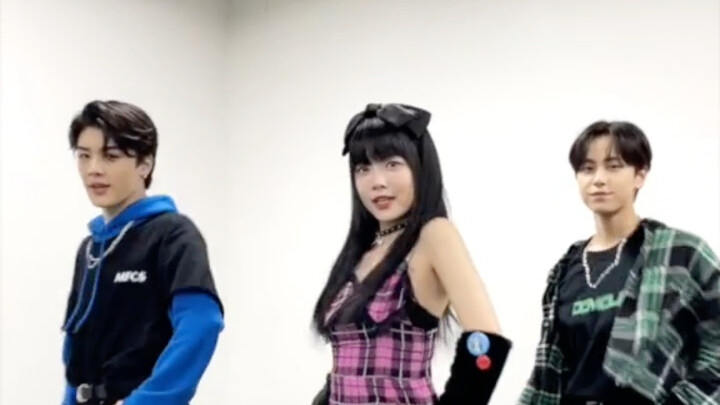【&TEAM / TikTok update】230202 FEARLESS Challenge with LE_SSERAFIM (TAKI/MAKI)
