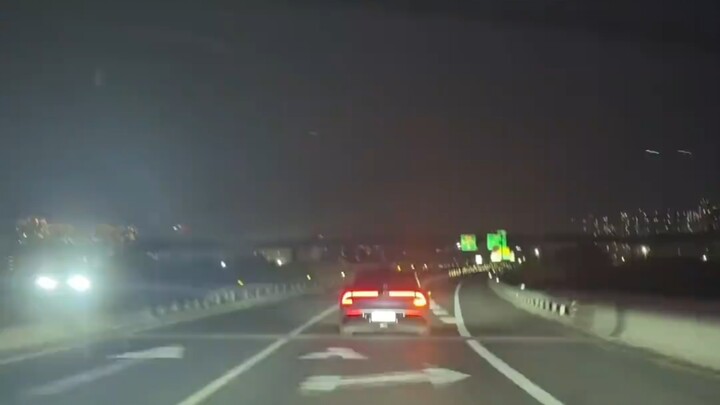 Ternyata ini namanya berlari bersama di jalan tol, saya kira harus menyalip.