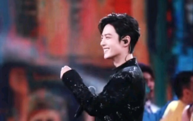 Zhanzhan really becomes stunningly beautiful and refined as soon as she applies even a touch of eye 