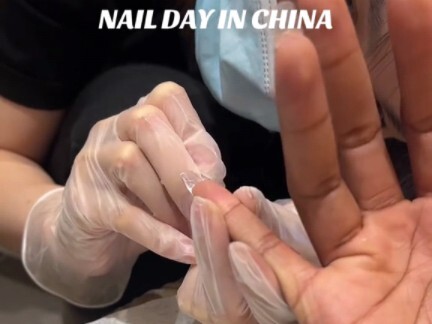 American Businesswoman Gets a Manicure in Shanghai—Price Revealed, Stuns North American Netizens!