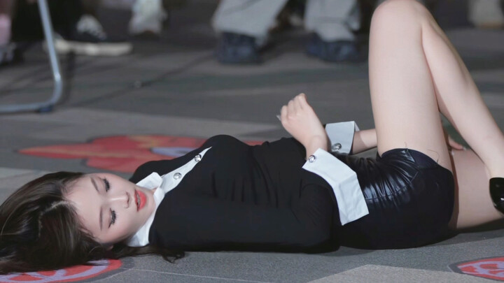 فريق العرض التقديمي في مكانه بالفعل! أوا - التنورة القصيرة!