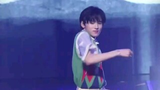 【宋亚轩】【1080pfocus《羞答答的玫瑰》| 夏日少年派未播舞台】卧槽！终于有高清！笑不活了！这个鞋子滑不动，亚轩害羞地笑了，他像放在车上当那种扭脑袋摆件