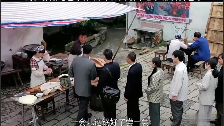 Urban management officers were about to shut down the steamed bun stall without a second thought—onl