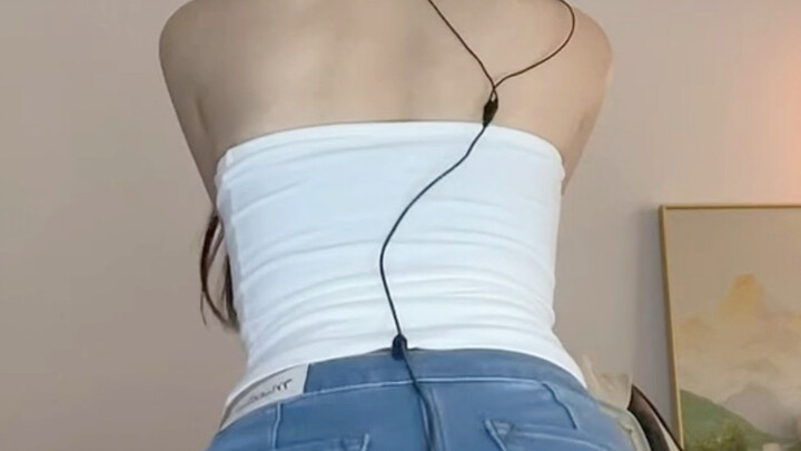 Cainai (Celana Pendek Jeans, Tarian Gaya Dewi Seksi — Aku Rindu Lihat Dia Pakai Set Pink Itu.)