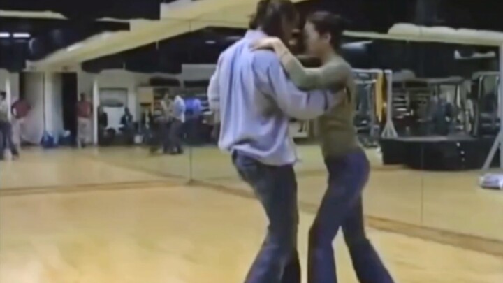 【قونغ لي】 خصرها يُثير شهيتي! نسب جسدها في لقطات التصوير الراقصة مثالية إلى أبعد حد!