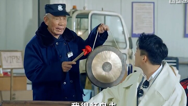 我觉得最后开飞机的应该也是七爷，对了，大爷还会弹棉花