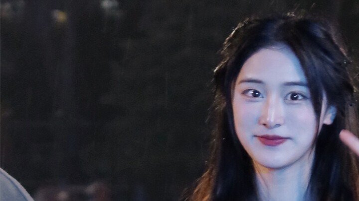 Cô ấy thật rạng rỡ! Nhảy múa y như vậy ở sân chơi của Đại học Chiết Giang | Nhảy múa dưới mưa tuy lạ