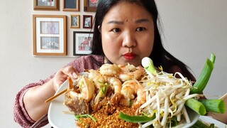 กินผัดไทยกุ้งสดตัวใหญ่ๆใส่พริกเป็นกำมาแล้วจร้า Eat Pad thai & shrimps