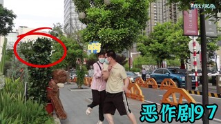 当小姐姐想和熊拍照 树却突然动了起来【恶作剧挑战97】