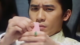男人提着满满一箱钱来到赌场，结果里面却是空的