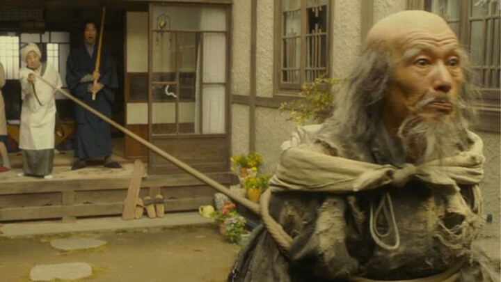 أعطت الفتاة الطيبة إله الفقر وعاءً من الأرز، وكردٍّ على هذه اللفتة، أخرج إله الفقر وعاءً للتسول.