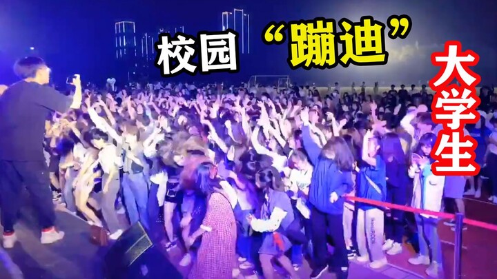 A university in Northeast China is "too arrogant", with thousands of students "dancing" on the playg