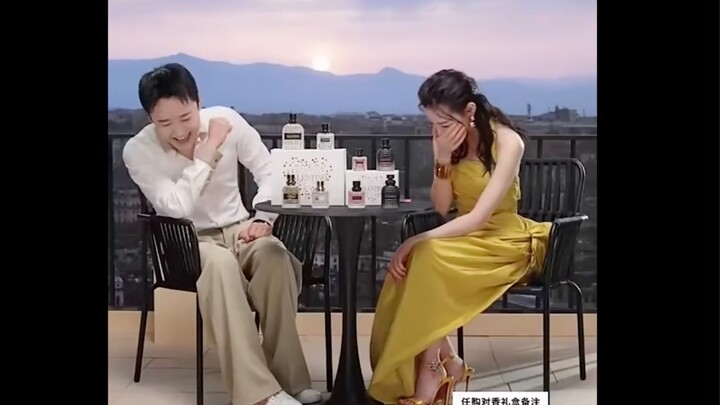 คุณแม่ก็ต้องรอให้มีการประกาศอย่างเป็นทางการเสียก่อน ถึงจะรู้ว่าลูกสาวไปเป็นพรีเซนเตอร์สินค้าอะไร ฮ่า