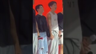 Hoshi changed the mic into his other hand to hold Woozi's hand💎 #seventeen #hoshi #woozi#kpop#scoups