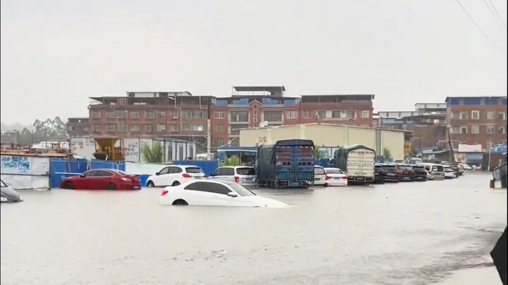 Now that’s what you call a true car-and-boat combo!