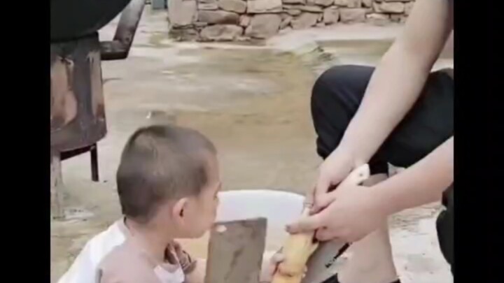 Đứa trẻ này không thể giữ lại, nhất định phải đưa vào trại trẻ mồ côi.