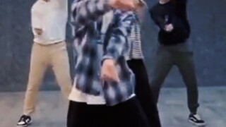 [Air Four] Hahahaha, you can tell from the looks of it that the dog is really trying his best