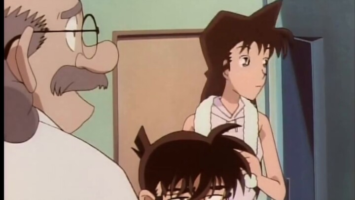 Xiaolan suspected that Conan was Shinichi, and Huiyuan's behavior also caught her attention.