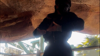 من هذه الزاوية يبدو وكأن عملاقًا يرقص، الأفرو صعب جدًا