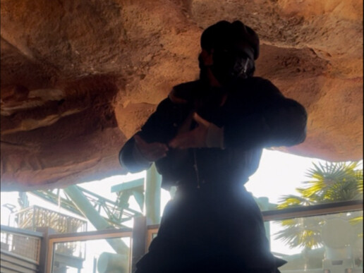 From this angle, it looks like a giant is dancing—Afro is just too tough!