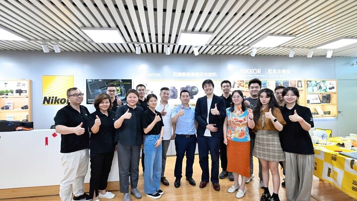 รองกรรมการผู้จัดการคนใหม่ของนิคอนตรวจเยี่ยมร้านชงหวังเป็นครั้งแรก