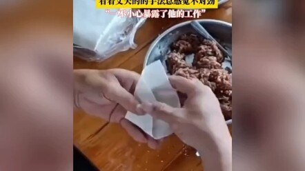 Lần đầu tiên thấy người ta dùng khăn giấy bọc há cảo, cái cách làm này trông giống như gói viên thuố