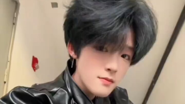 Công ty đăng ký lớp học múa cho thế hệ thứ tư, đến nơi mới phát hiện thầy giáo là Uông Tuấn Hy