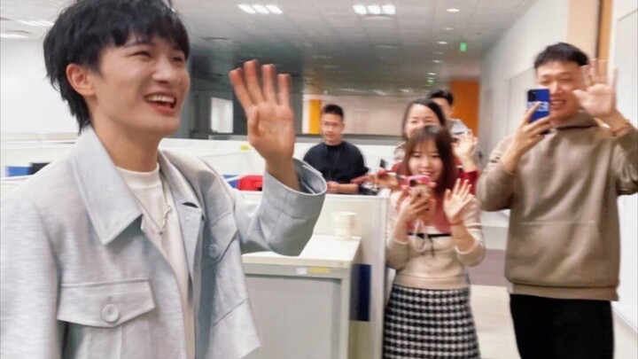 พอเห็นโจวเซิน ชายหนุ่มตัวใหญ่ที่ยืนพิงกำแพงก็ลุกขึ้นตรงทันที! ทุกคนต่างยิ้มแบบคุณป้ากันหมด ฮ่าๆๆๆ