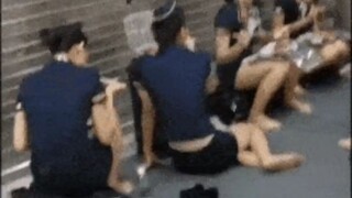 مضيفة الطيران تتناول الطعام بشق الأنفس