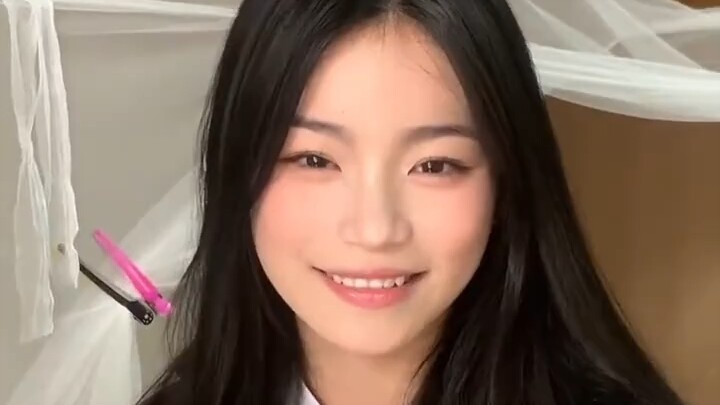 สาวๆ แต่งหน้าสไตล์ “รุ่นพี่น่ารักปิ๊งแรก” ให้กับเพื่อนร่วมห้องที่ไม่เป็นเลย ดูเหมือนไม่มีอะไรเปลี่ยน