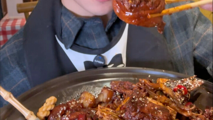 Spicy Black Duck Hot Pot Challenge! Finish an entire pot and your meal is free.