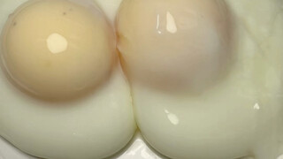 If you always have trouble making poached eggs at home, try this method from me. I guarantee you'll 