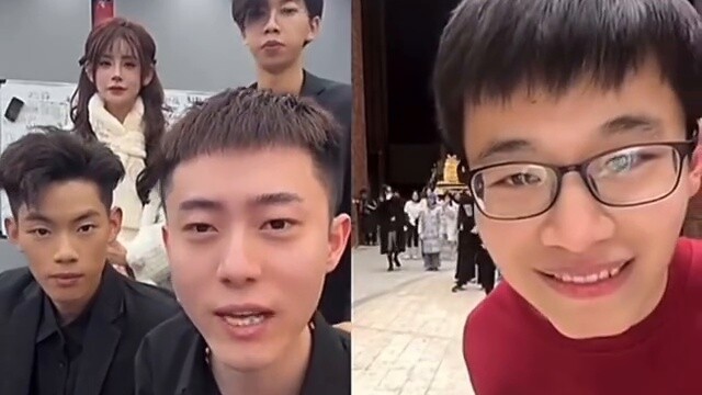 Ketika Qinghai sedang merekrut tentara, mereka bertemu sekelompok mahasiswa terbaik dari Universitas