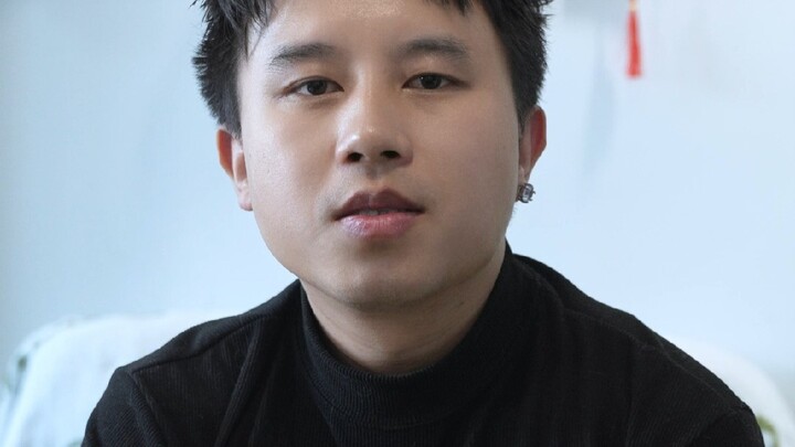 Dia mengubah kulitnya menjadi galeri seni