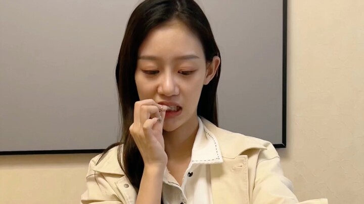 جميلة تخترع طريقة جديدة للعب الماهجونغ، من لا يجيد الرياضيات لا يستحق اللعب، وفي النهاية الأمر أصبح 