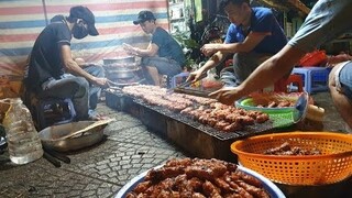 Bánh mì thịt nướng bán giờ "thiêng", 5 người nướng không xuể