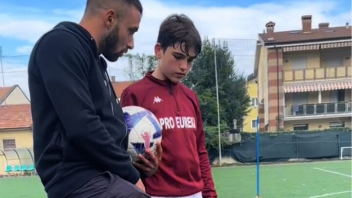 Hai chi tiết quan trọng khi sút bóng từ trên không