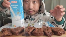 ASMR EATING SOUNDS - FUDGE BROWNIE & MILK
