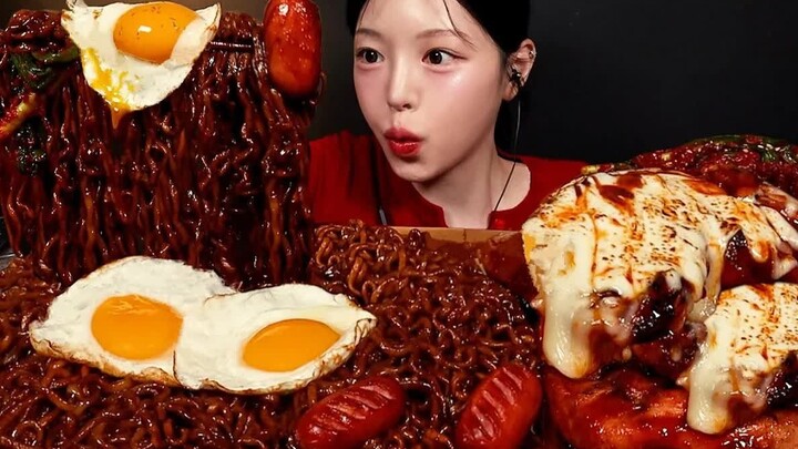 【Boki Vietsub】Đùi gà nướng khổng lồ ăn cùng mì tương chiên Tứ Xuyên!