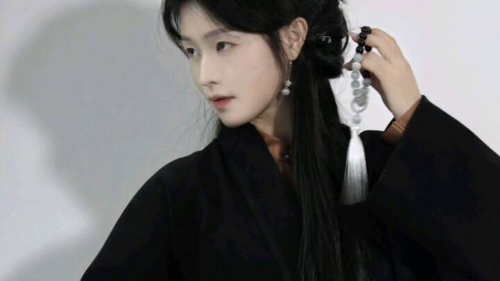 “Trong thời đại này, những người có thể sống sót đâu chỉ dựa vào mỗi chiêu thức này thôi.”