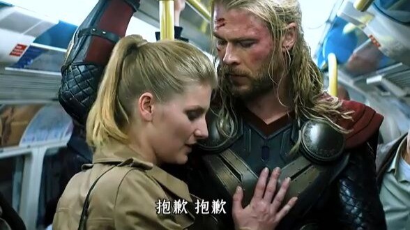 مشهد شهير في مارفل: تصرف آيرون مان اللطيف جدًا وهو يساعد درعه على تعديل وضعية الجلوس!