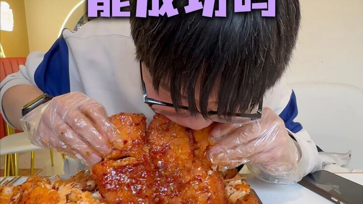 น้องชายจากเฉิงหยางจะสามารถพิชิตไก่ทอดชิ้นใหญ่ 5 ชิ้นได้สำเร็จหรือไม่?