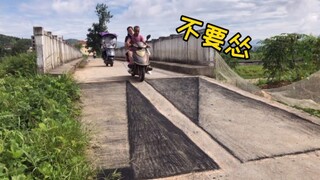 在桥上画俩个大坑，结果被美女一顿暴揍！