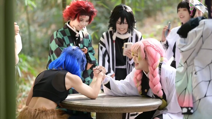 I really hope "Demon Slayer" could have something like this—this is just them from a parallel univer