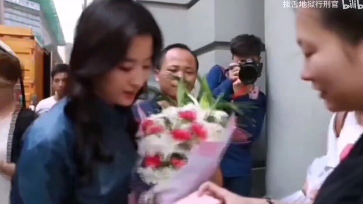 Có những ngôi sao sống trên cao, tránh né fan như tránh rắn rết, nhưng cũng có người lại thoát khỏi 