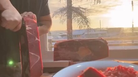 【Frozen Steak】Cutting steak—so satisfying to watch