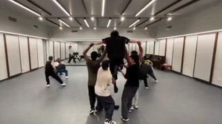 Ruang Latihan S-Class dengan aransemen baru VMA, versi penari pendukung