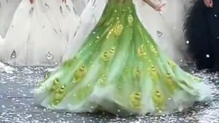 年轻时的杨丽萍，用一句古语形容就是“美的冒泡”