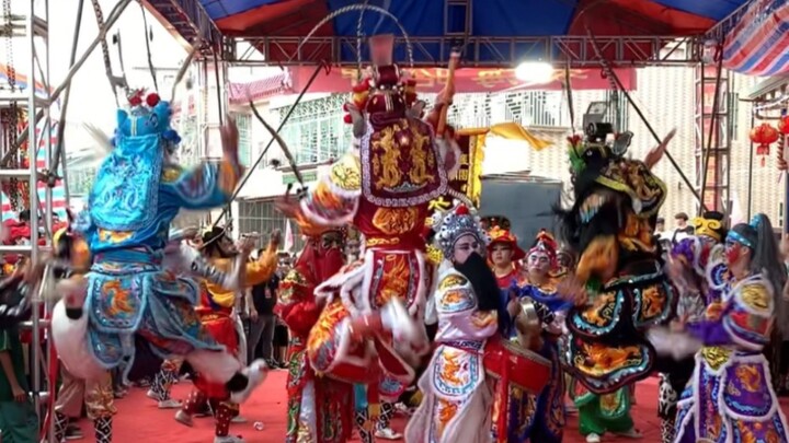 Pahlawan Chaoshan mengantar Mazu dalam perjalanan pulang, bernyanyi dan menari, dan suasananya hidup